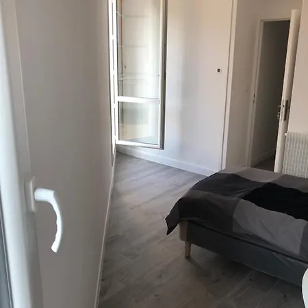 לינה וארוחת בוקר Evry Time Courcouronnes