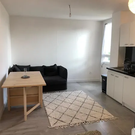 Evry Time לינה וארוחת בוקר Courcouronnes